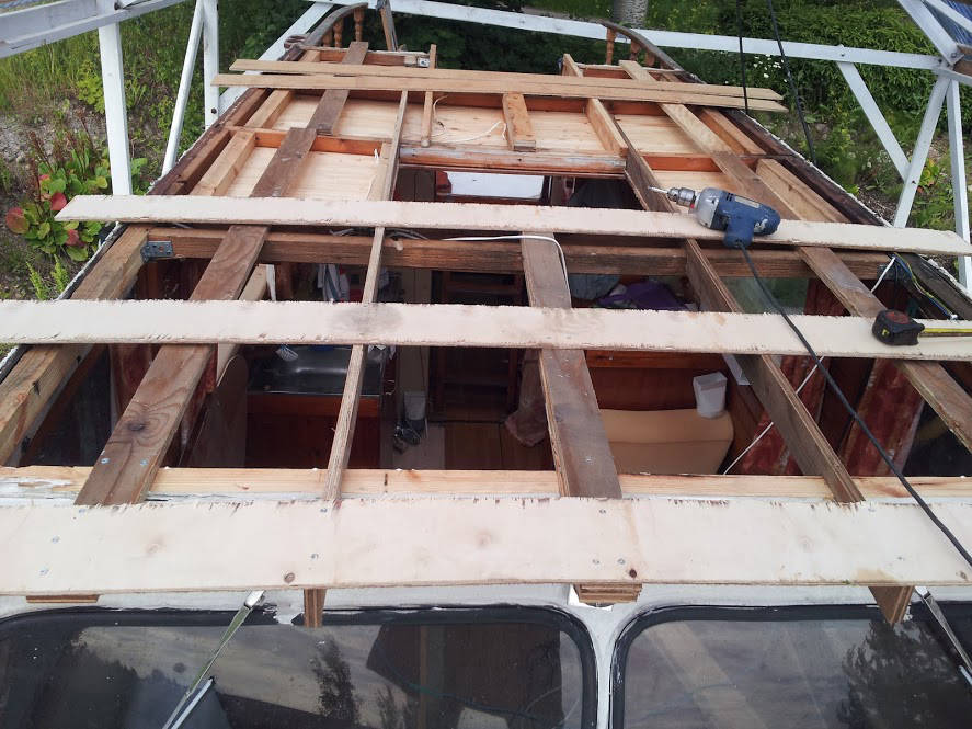 Kattokin meni uusiksi, lämmin finfoam + aurinkopanelisto