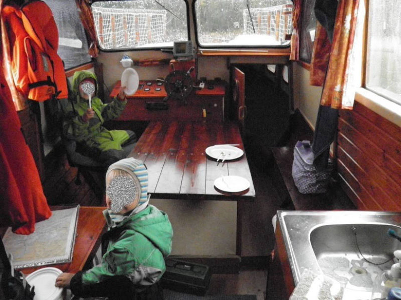 Vanha sisätila dieselmoottorin kanssa